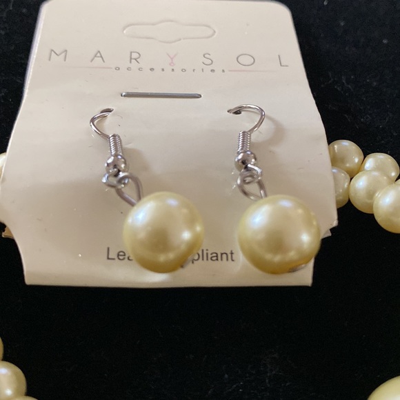 2/$12 Sale.  Beaded bracelet with earrings.  Bracelet is stretchable. Pale cream - Picture 2 of 5